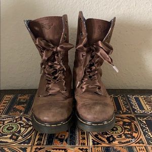 Ladies brown 8.5 Dr. Martens 9-eye toe cap boot